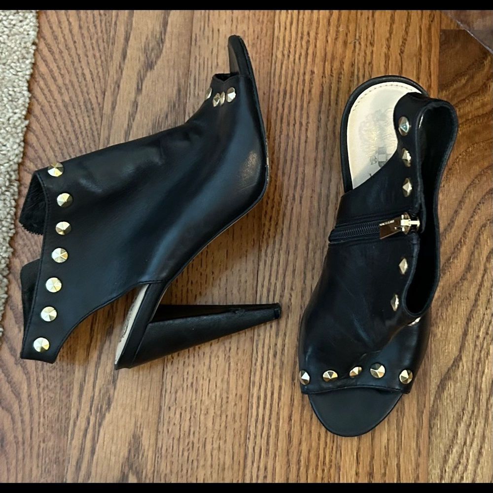 Womens Vince Camuto black sndl w/gold accents sz 6